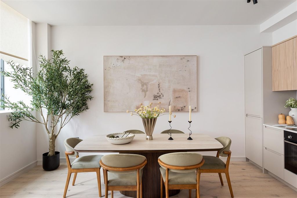 Property photo 2 of 20 Hollybush Gardens, E2