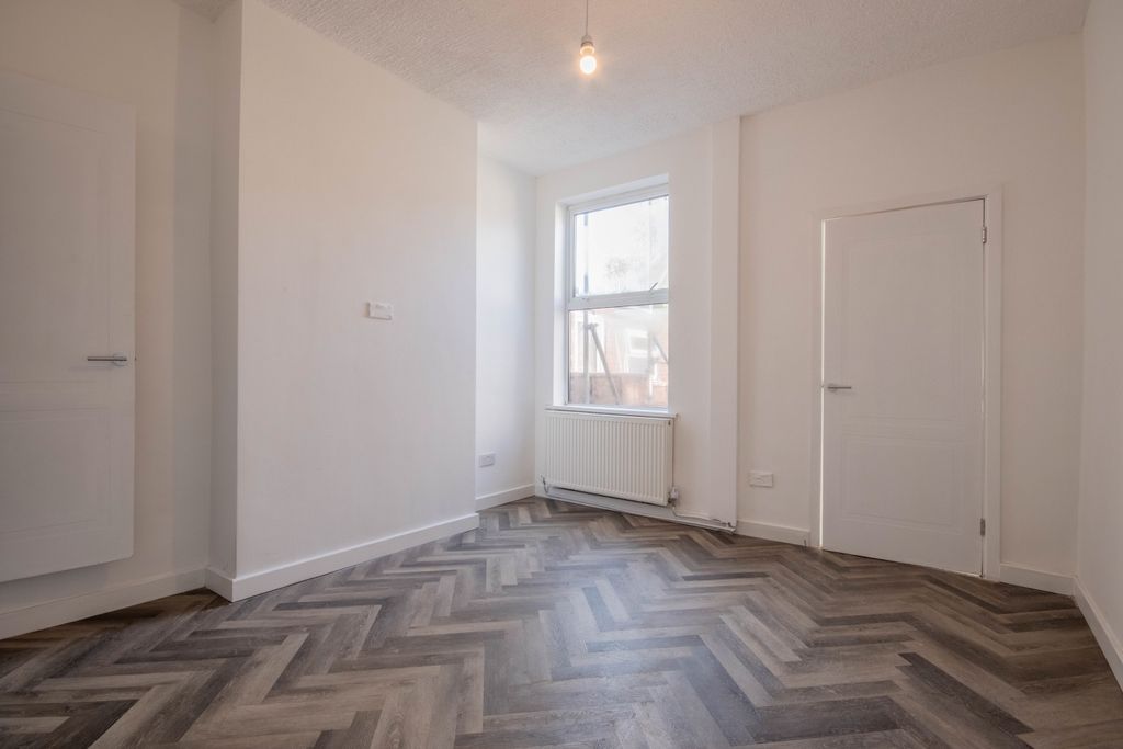 Property photo 2 of 10 E-7