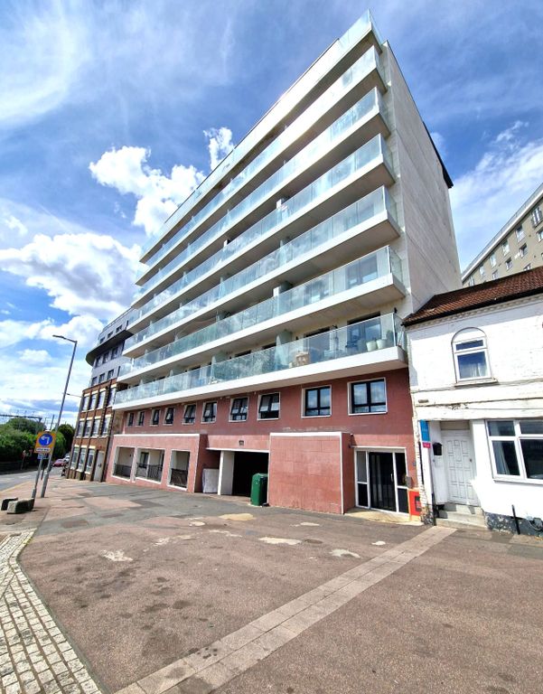 Property photo 1 of 13 Spacious One Bedroom Ground Floor Flat Available To Rent Located On Midland Road In Luton