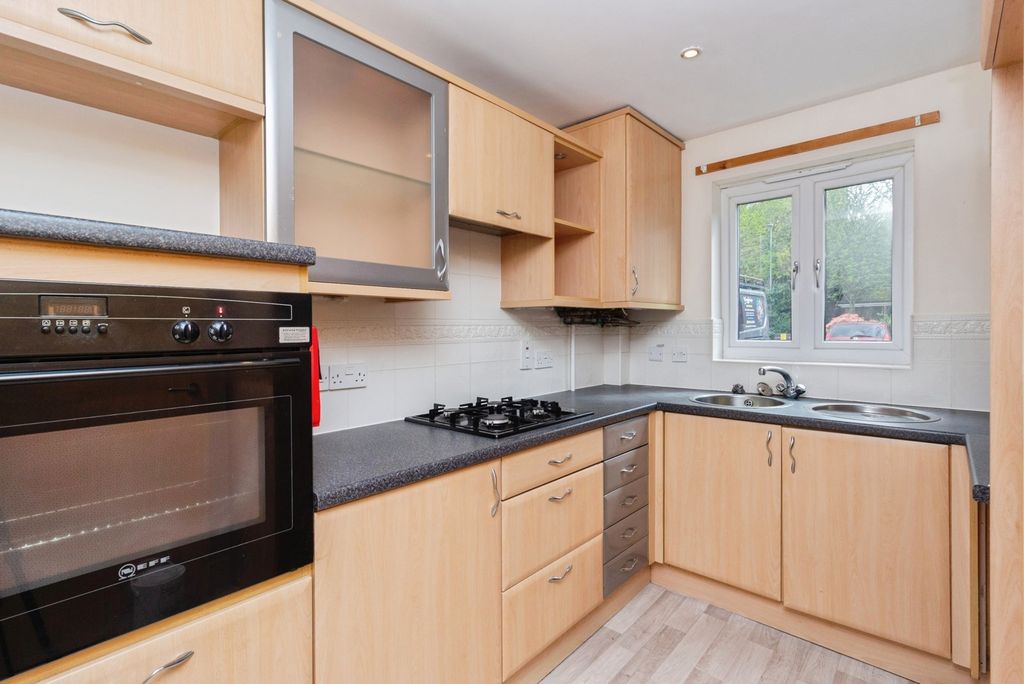 Property photo 3 of 11 Kitchen