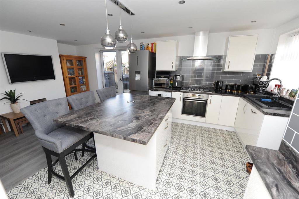 Property photo 2 of 27