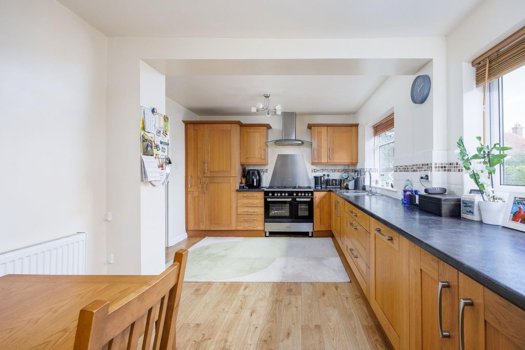 Property photo 2 of 16 Mustaver_Luxford_Road_Crowborough_Tn62Pp_Rootsprop