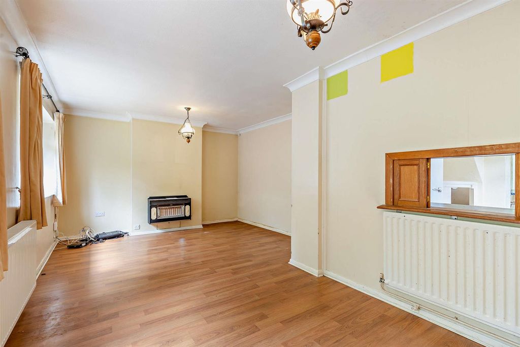 Property photo 3 of 9 8695968-Interior05-800.Jpg