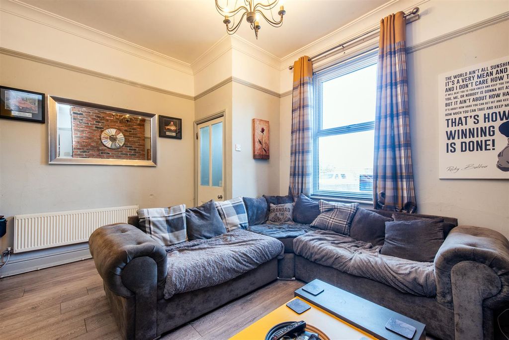 Property photo 3 of 13 Lounge