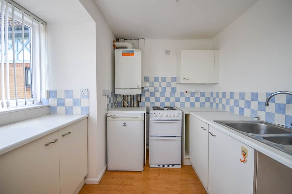 Property photo 3 of 10 Kitchen
