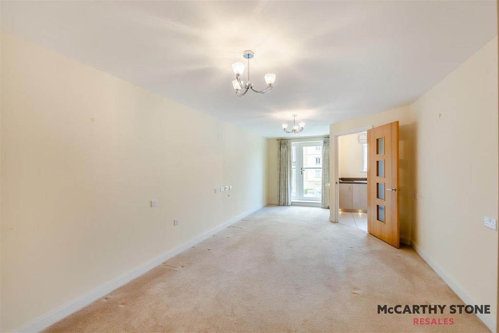 Property photo 3 of 26 Lounge