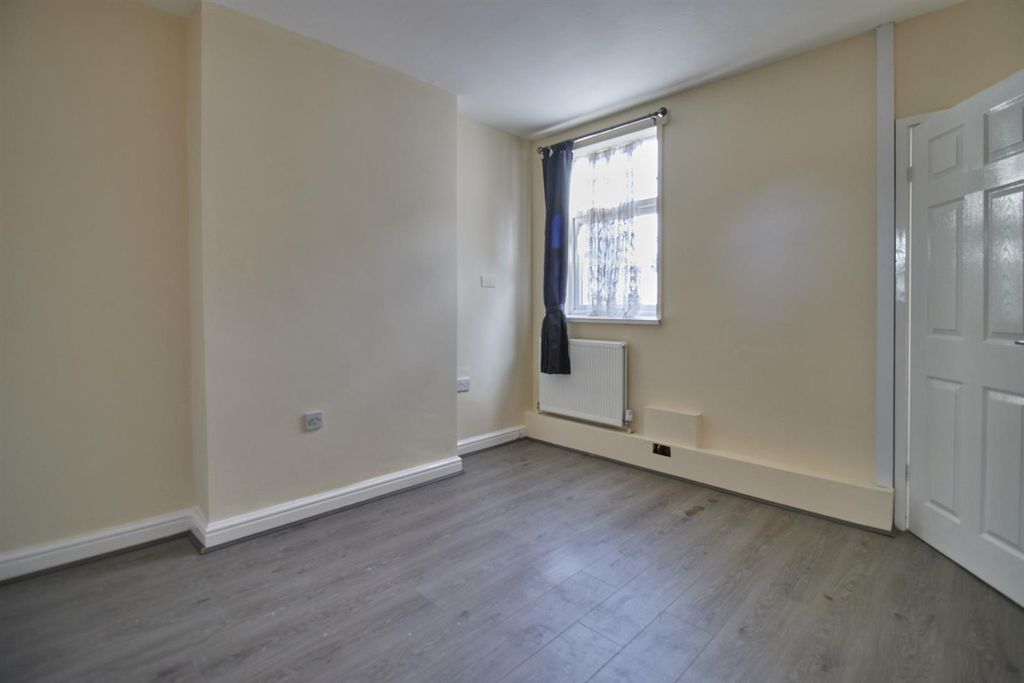 Property photo 3 of 8 Gaddesby Street Nuneaton  1.Jpg