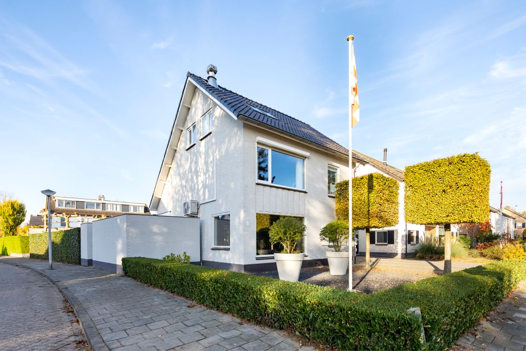 Property photo 2 of 37