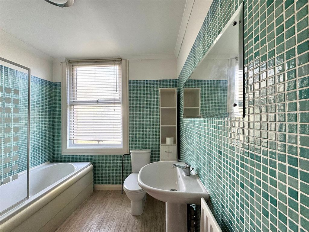 Property photo 3 of 9 Bathroom.Jpeg