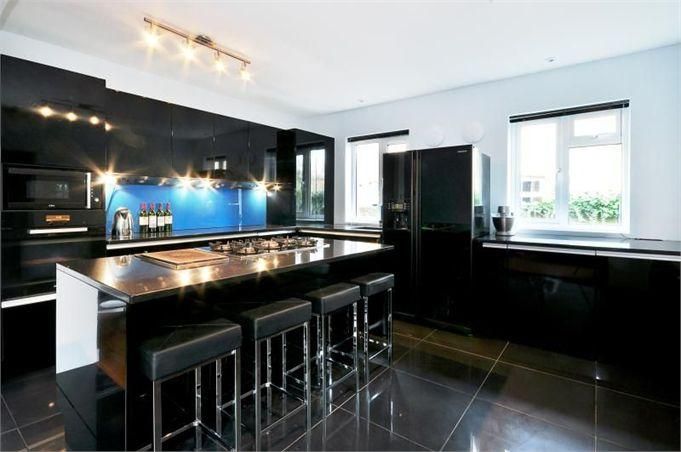 Property photo 1 of 4 Kitchen