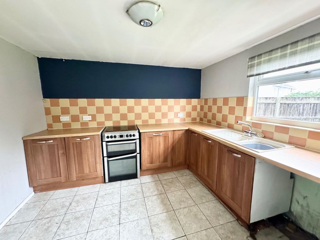 Property photo 3 of 11 Kitchen