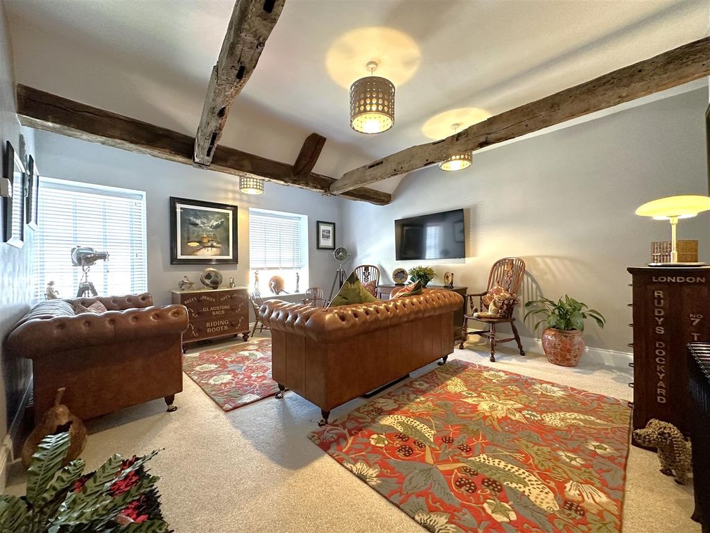 Property photo 2 of 16 Stunning Living Space 075