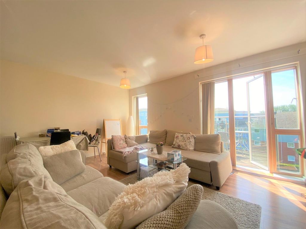 Property photo 2 of 12 Lounge