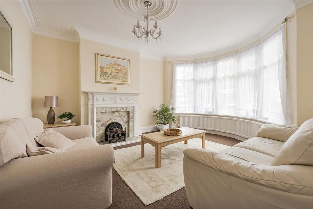 Property photo 2 of 19 Rowden Road, E4