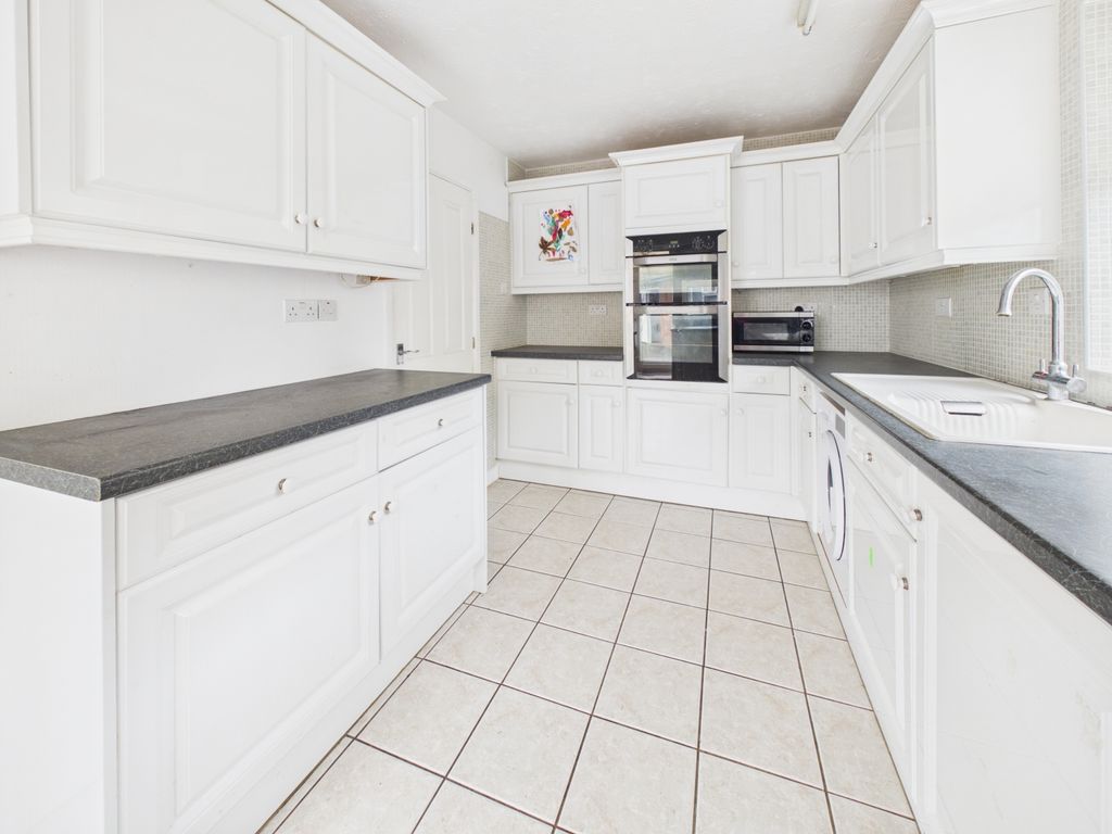 Property photo 3 of 19 Kitchen