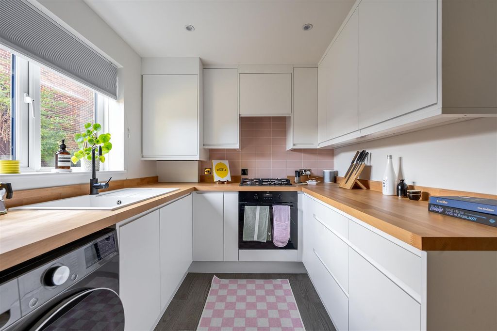 Property photo 3 of 18 Winchester Court, E17