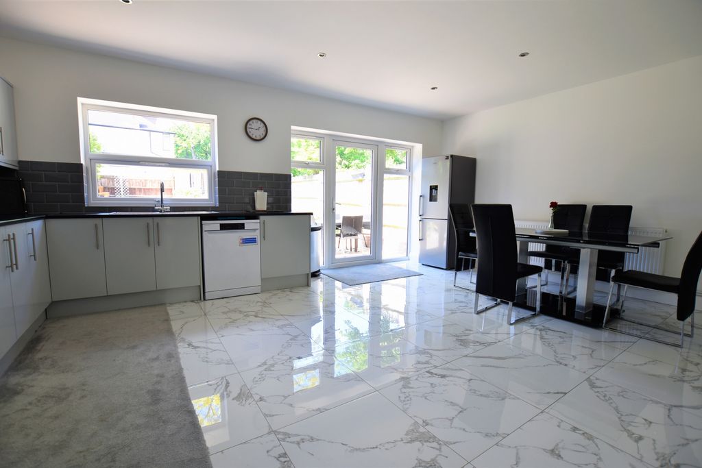 Property photo 2 of 12 Kitchen / Diner