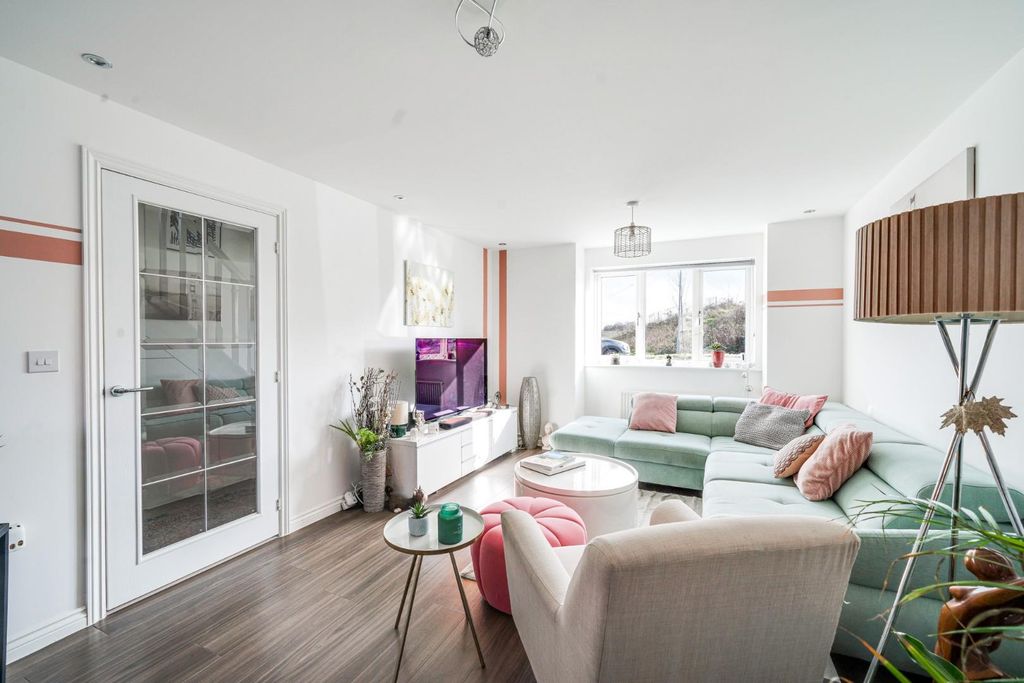 Property photo 2 of 33