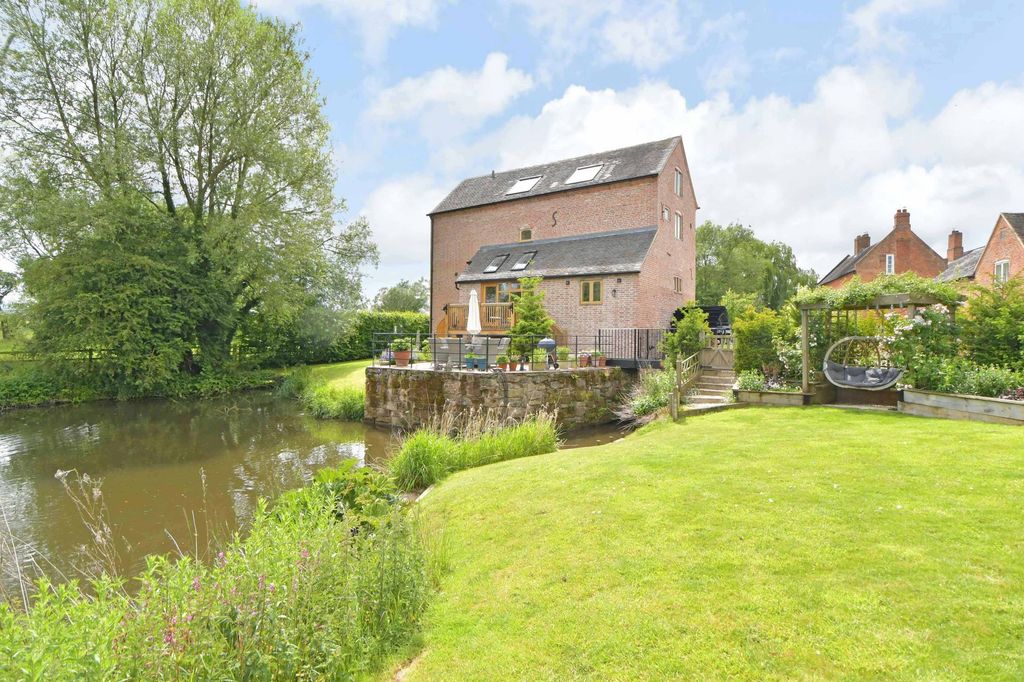 Property photo 2 of 31