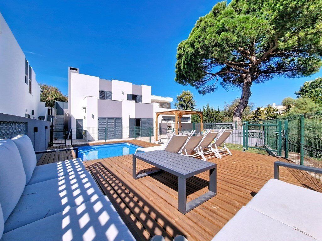 Property photo 1 of 60 Villa With 5 Bedrooms Fully Renovated And A Few Minutes Walk From The Beach.