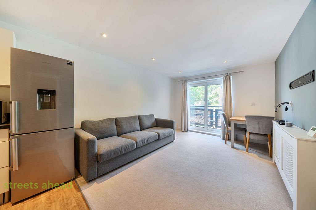 Property photo 2 of 9 E530648E-F872-4F6...