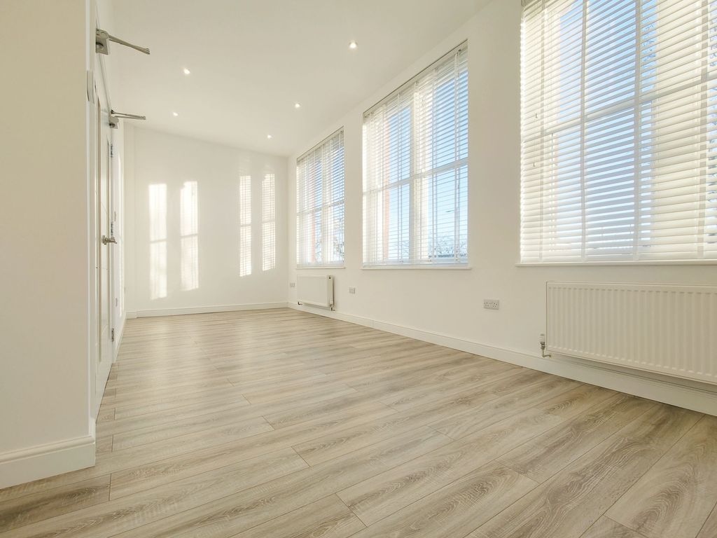 Property photo 1 of 9 Living / Dining Room