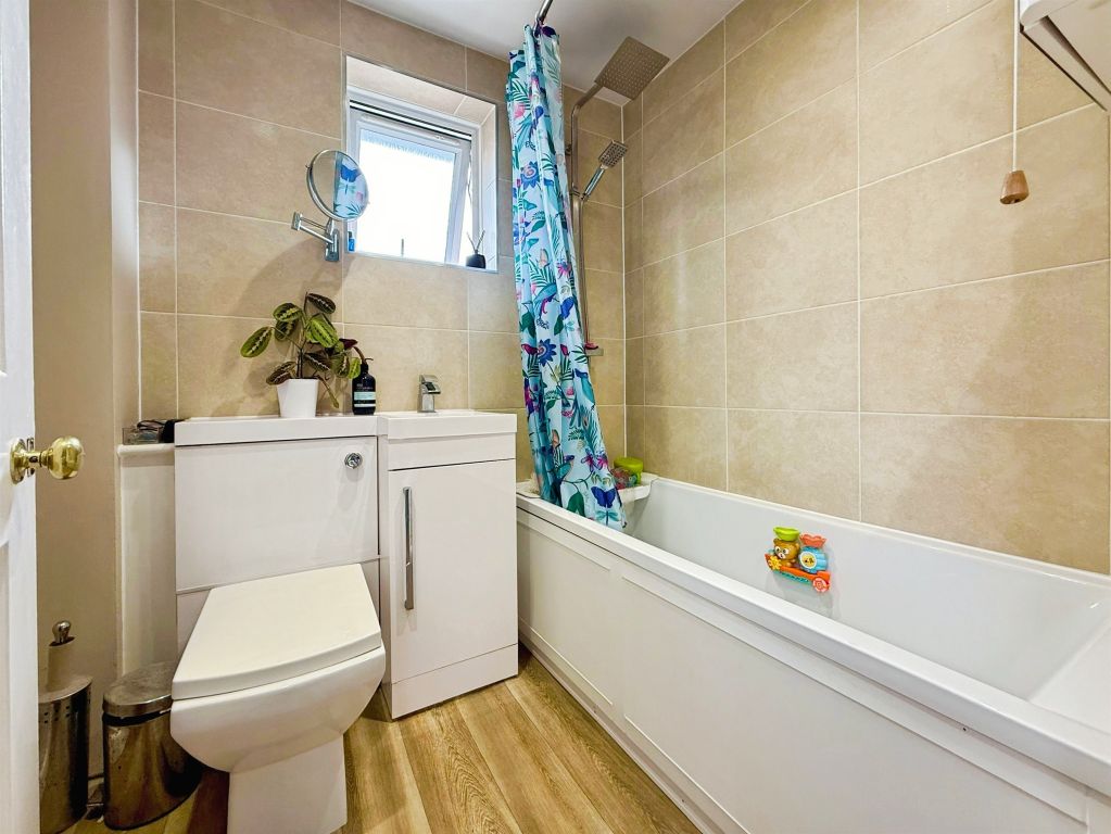 Property photo 3 of 18 Bathroom