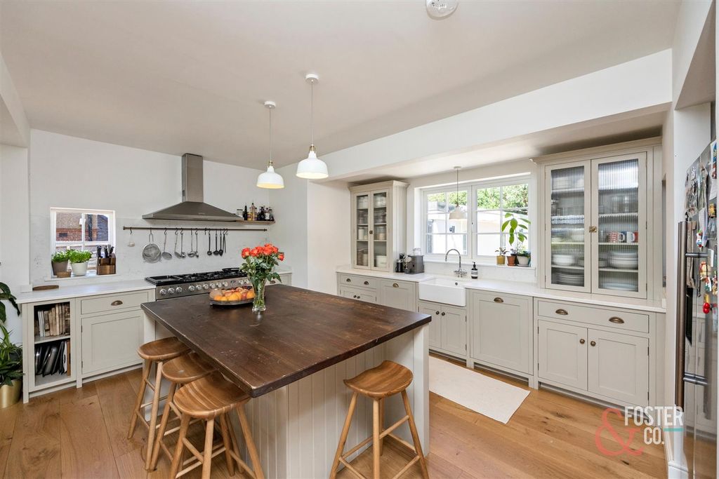 Property photo 2 of 33 The Droveway_13-005.Jpg