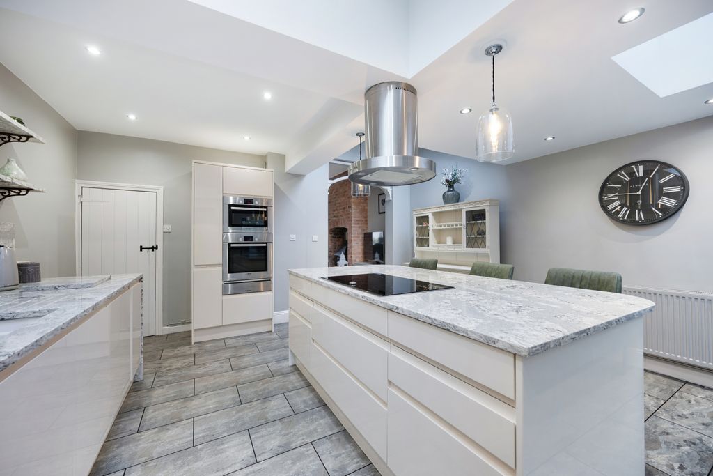 Property photo 2 of 25 Kitchen