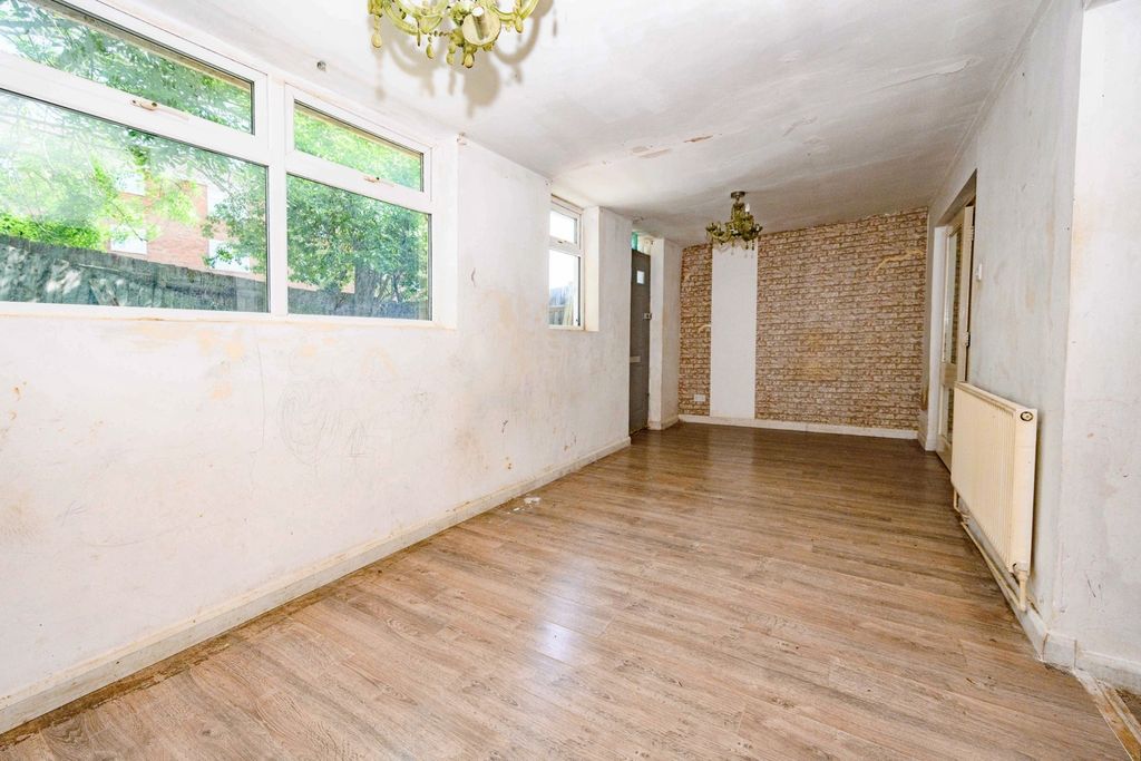 Property photo 3 of 11 Pbox-Img.Jpg