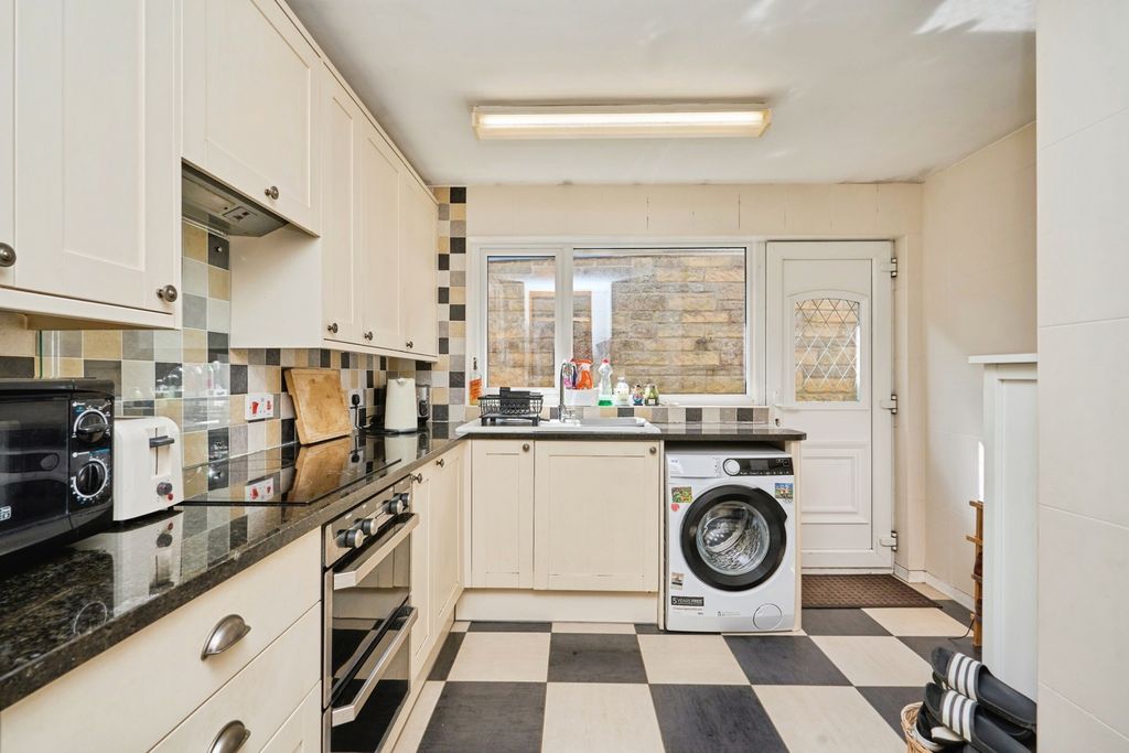 Property photo 3 of 17 Kitchen