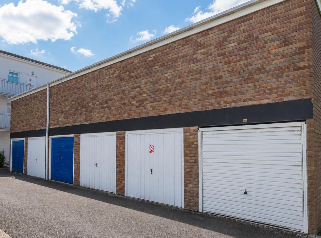 1 bed flat for saleMaes-Y-Coed, Barry CF62 photo 5