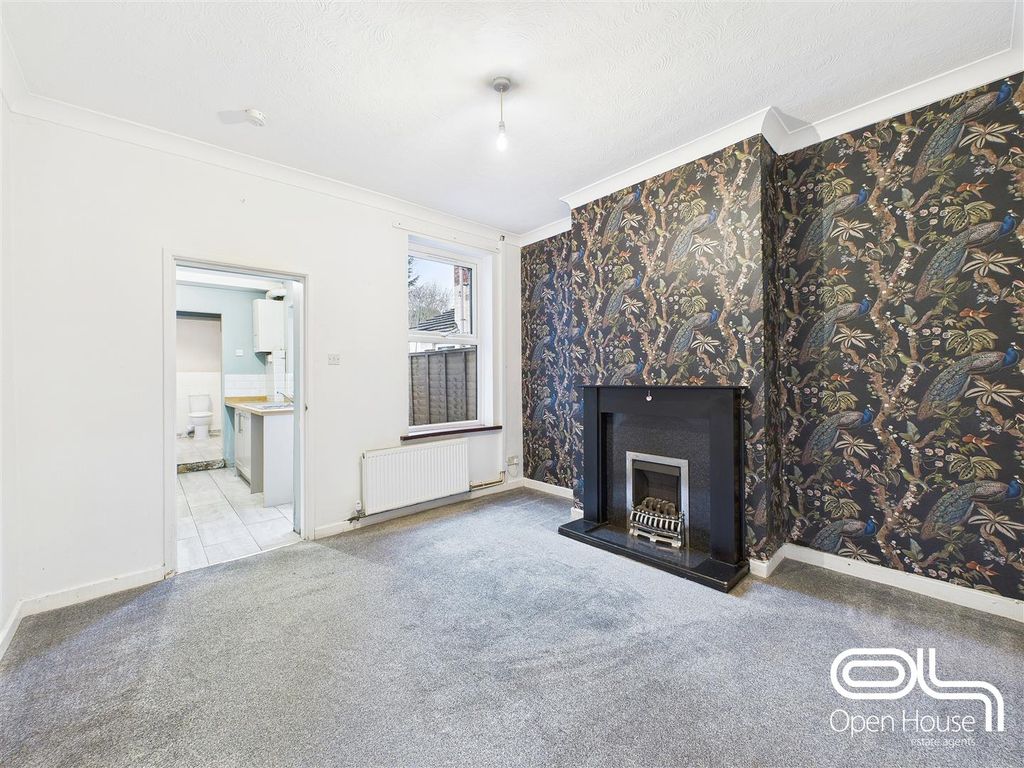 Property photo 3 of 13 Lounge