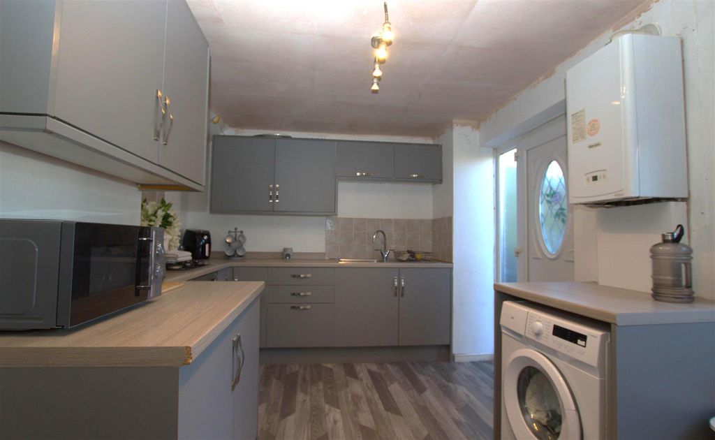 Property photo 3 of 7 Kitchen Diner