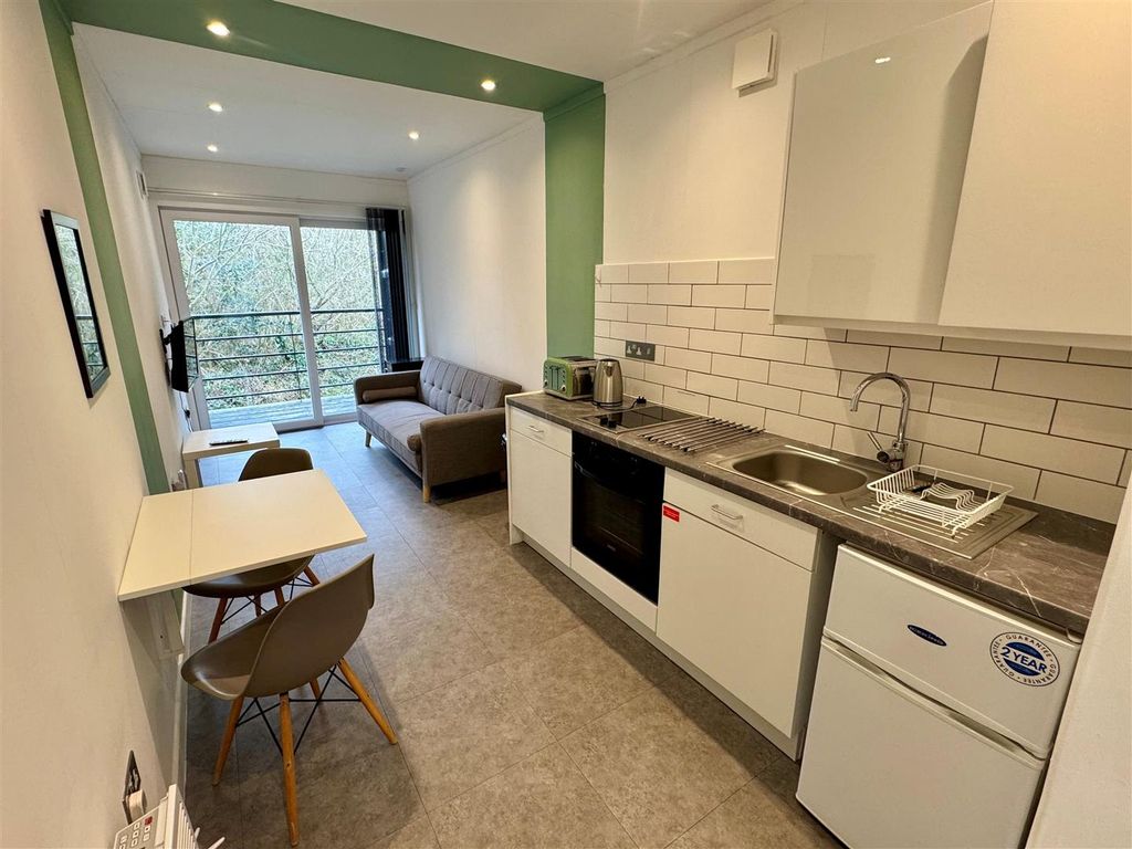 Property photo 3 of 10 9 Drydock Kitchen