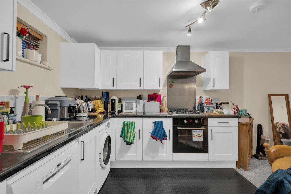 Property photo 3 of 10 Kitchen