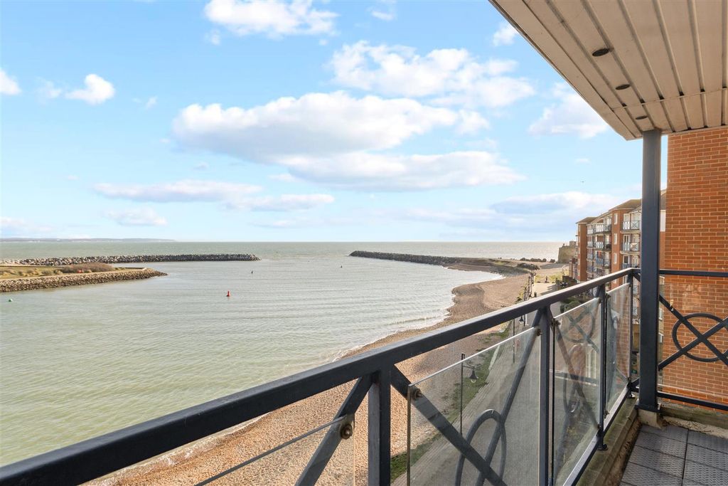 Property photo 3 of 23 Sea Views