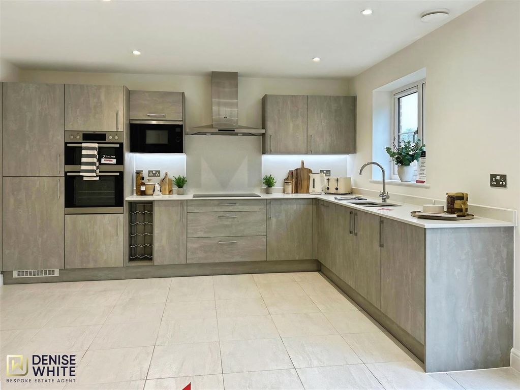 Property photo 2 of 25 Kitchen