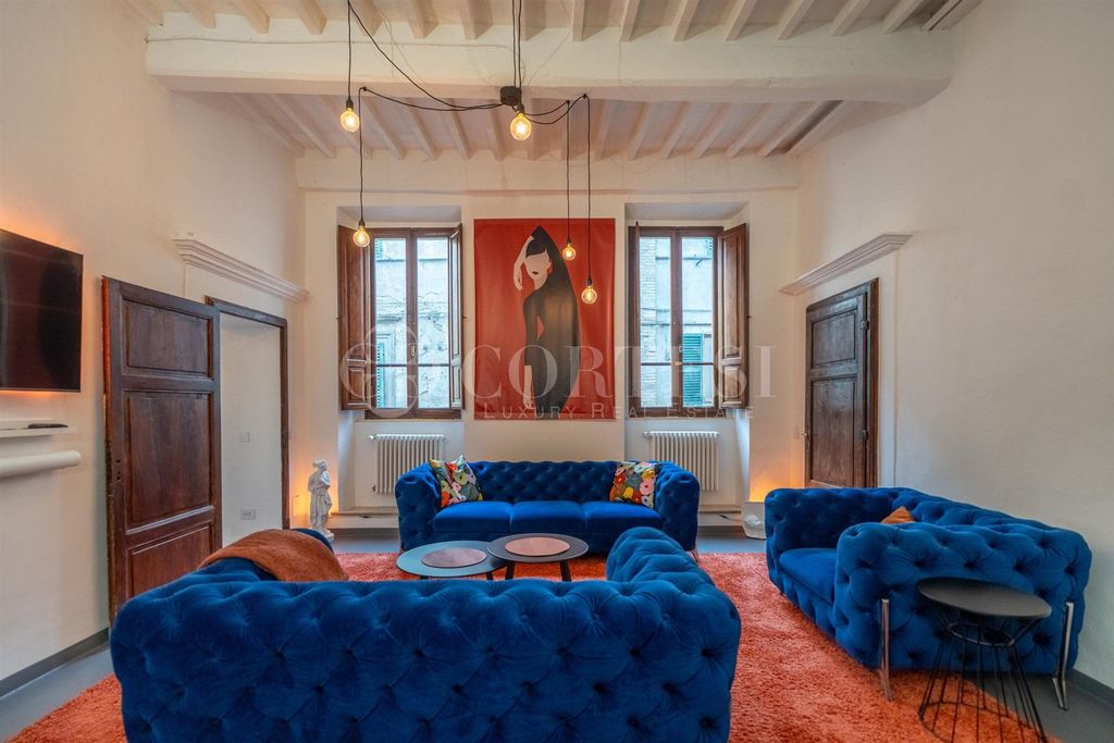 Property photo 1 of 39 Elegant Renovated Apartment With Original Frescoes