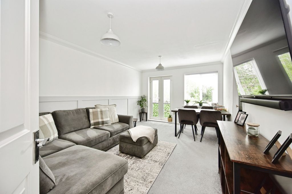 Property photo 2 of 9 Lounge