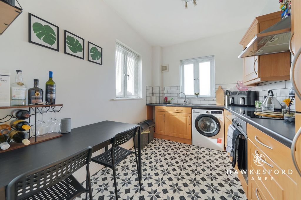 Property photo 3 of 10 Emerald Crescent, Sittingbourne - Kitchen