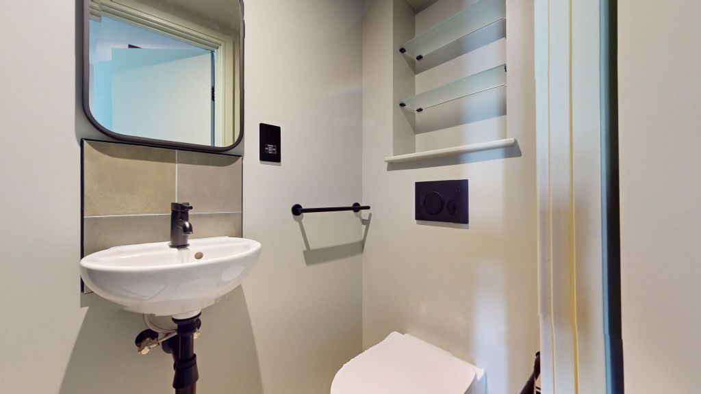 Property photo 3 of 21 Bathroom