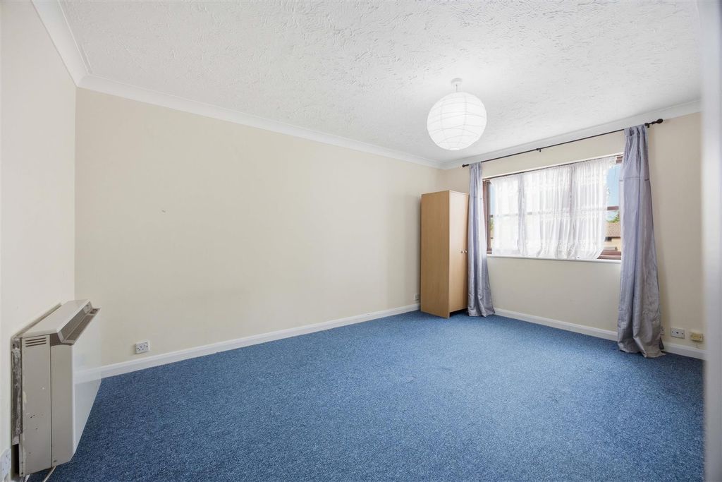 Property photo 3 of 8 Studio Room (3)