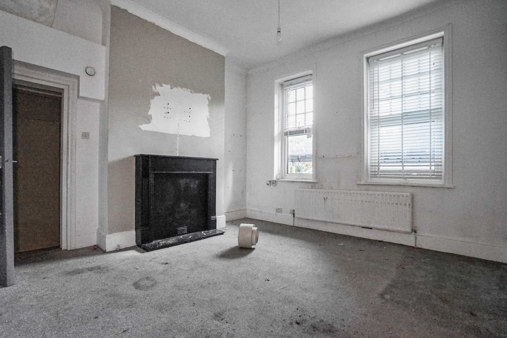 Property photo 2 of 24 Flat 1 Overcourt, Stonepound, Keymer Road, Hassocks, West Sussex, Bn6 8Jr