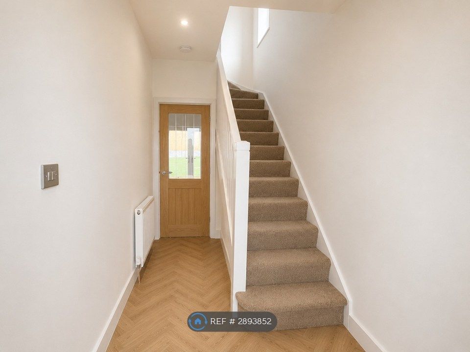 Property photo 2 of 9 Hallway