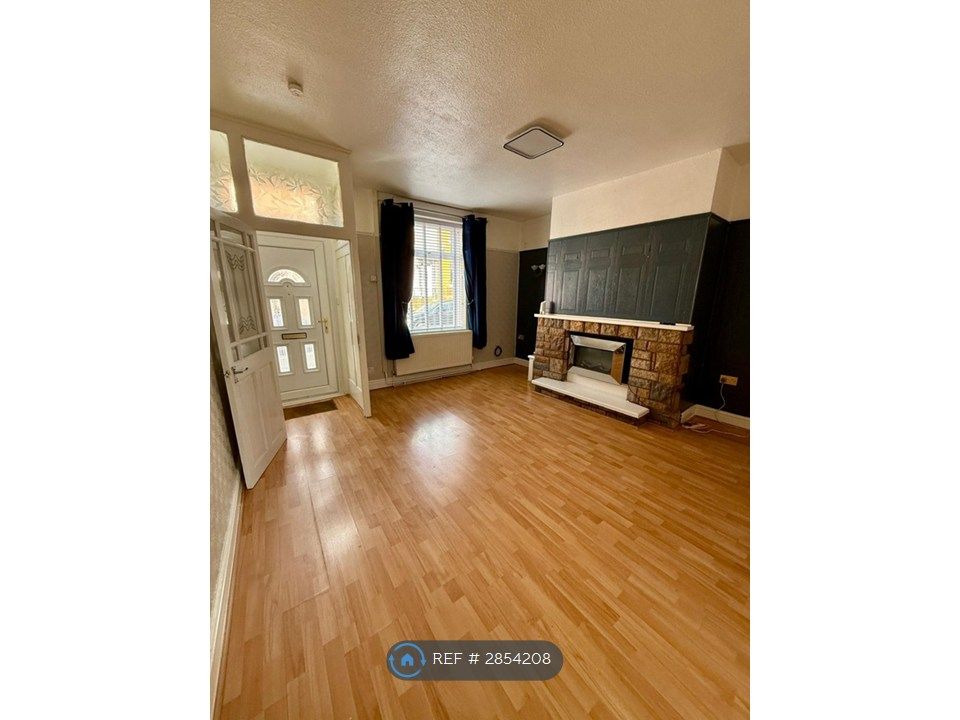 Property photo 2 of 10 Livingroom