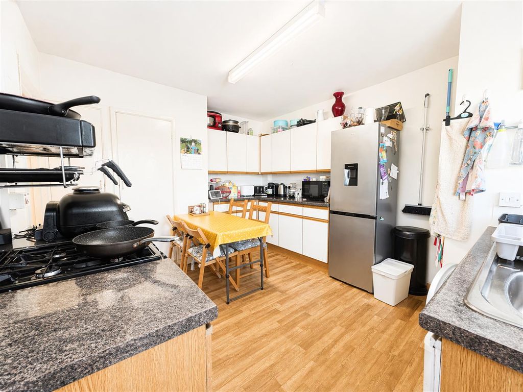 Property photo 3 of 19 Kit.Jpg
