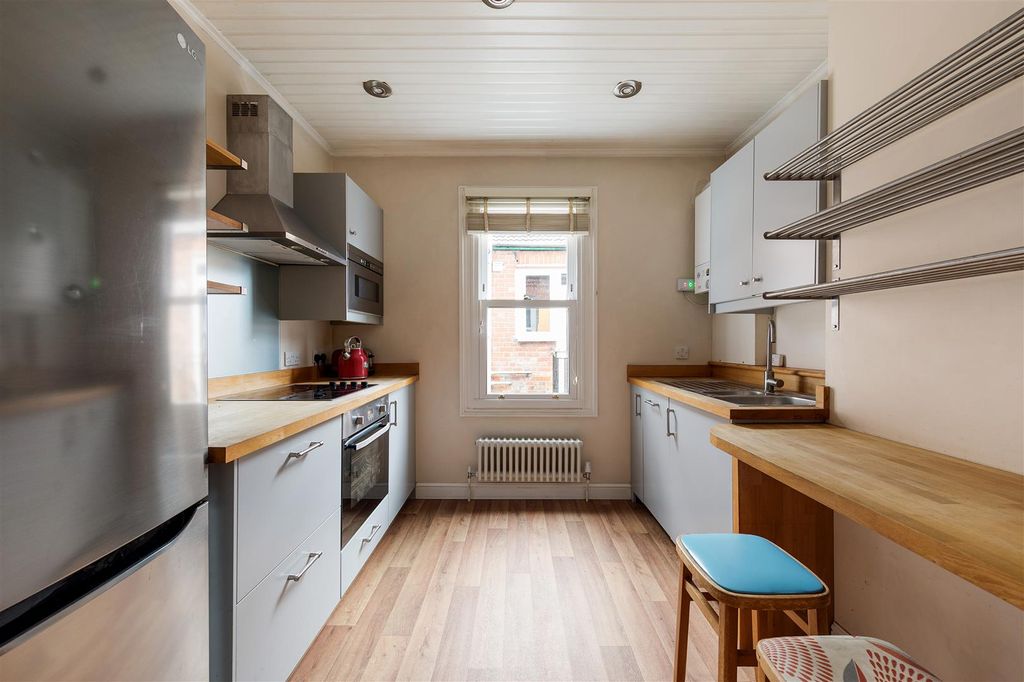 Property photo 3 of 28 Blackhorse Road, E17