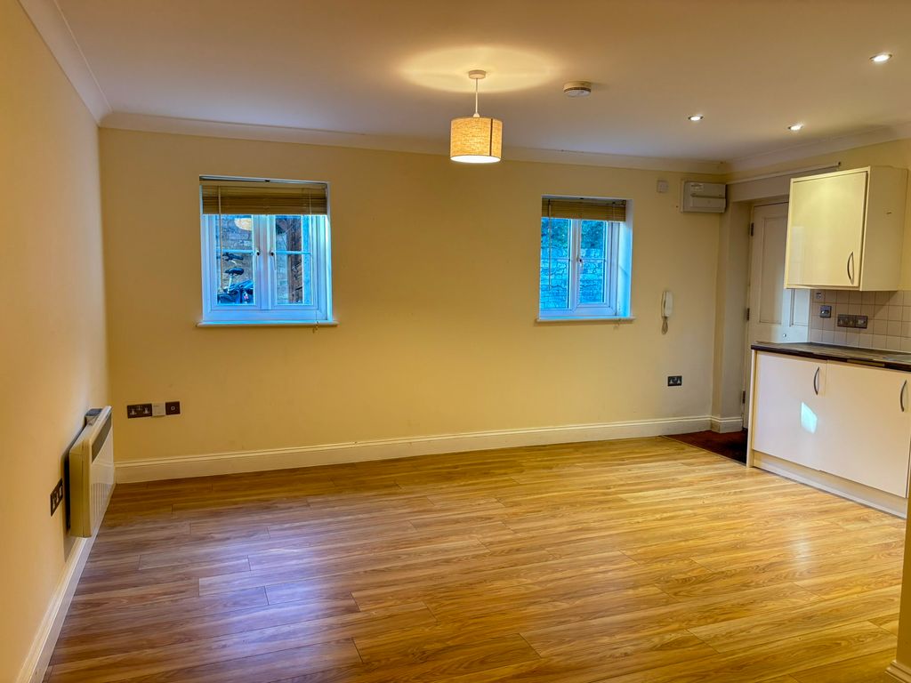 Property photo 3 of 8 Studio