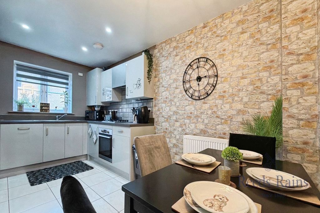 Property photo 2 of 21 Dining Kitchen